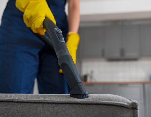 Pulizia professionale e igienizzazione divani e tendaggi